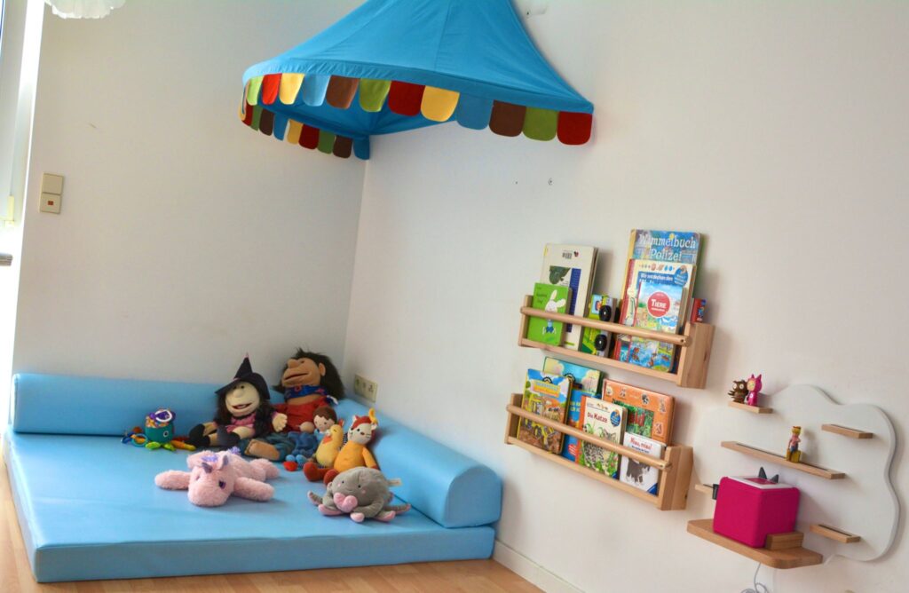 Bücherregal in der Tagespflege Heilbronn